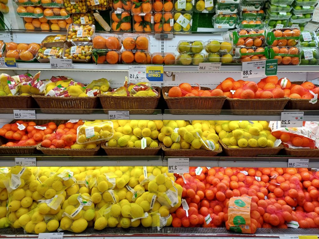 Agrumi in evidenza a scaffale