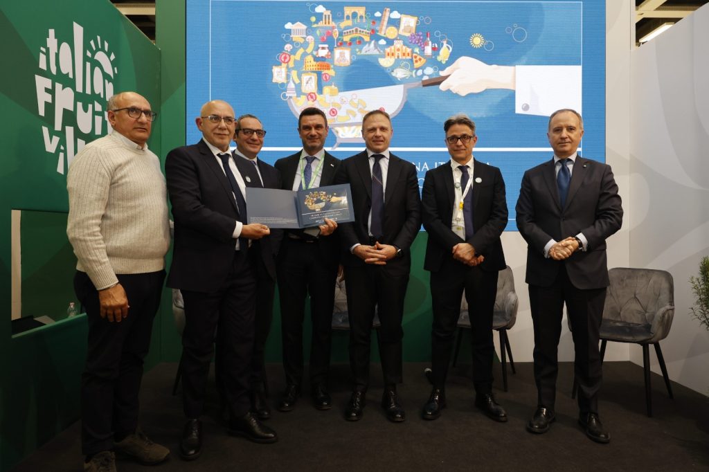 L'Italian Fruit Village a Berlino nel 2024 con il ministro Lollobrigida e il presidente Derrara