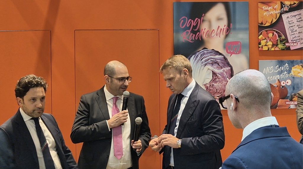 Il ministro Lollobrigida allo stand dell'insalata dell'Orto, a Fruit Logistica