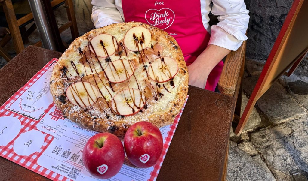 Gino Sorbillo con la pizza Pink Lady, sua nuova creazione