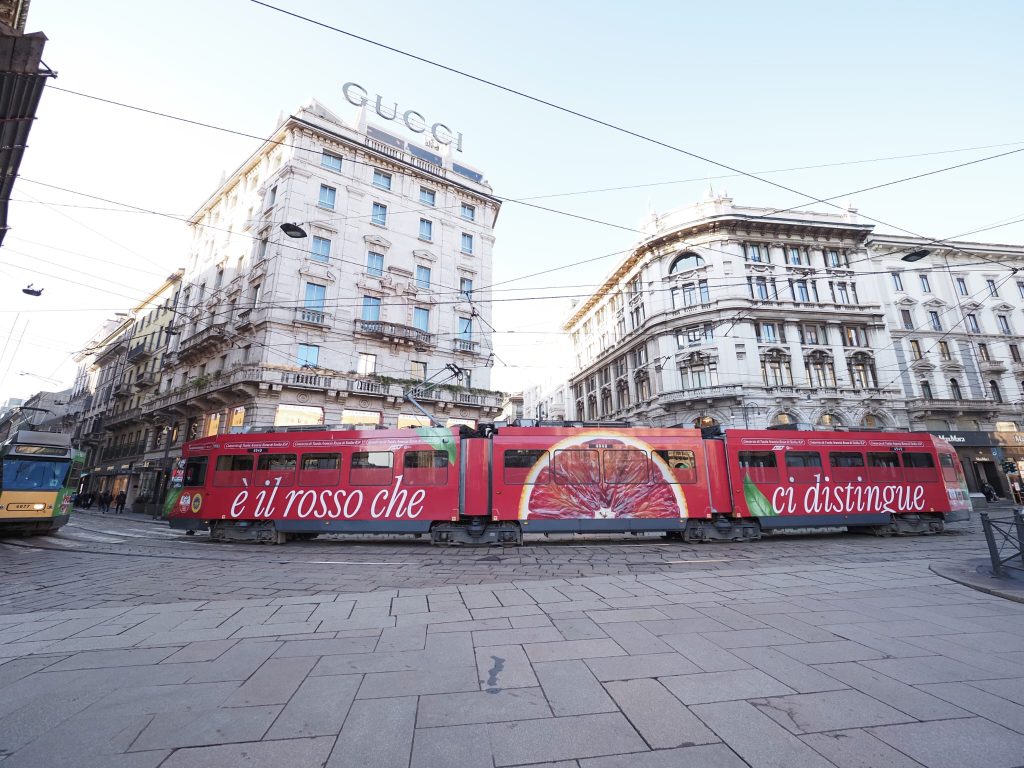 Campagna promozionale sui tram di Milano dell'Arancia Rossa di Sicilia Igp