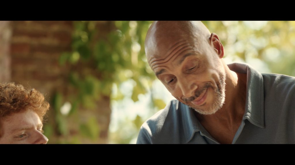 Carlton Myers, ex campione di basket già vincitore degli Europei di Basket nel 1999 e Portabandiera dell'Italia ai Giochi Olimpici di Sidney 2000, protagonista del cammeo finale nello spot video Selenella