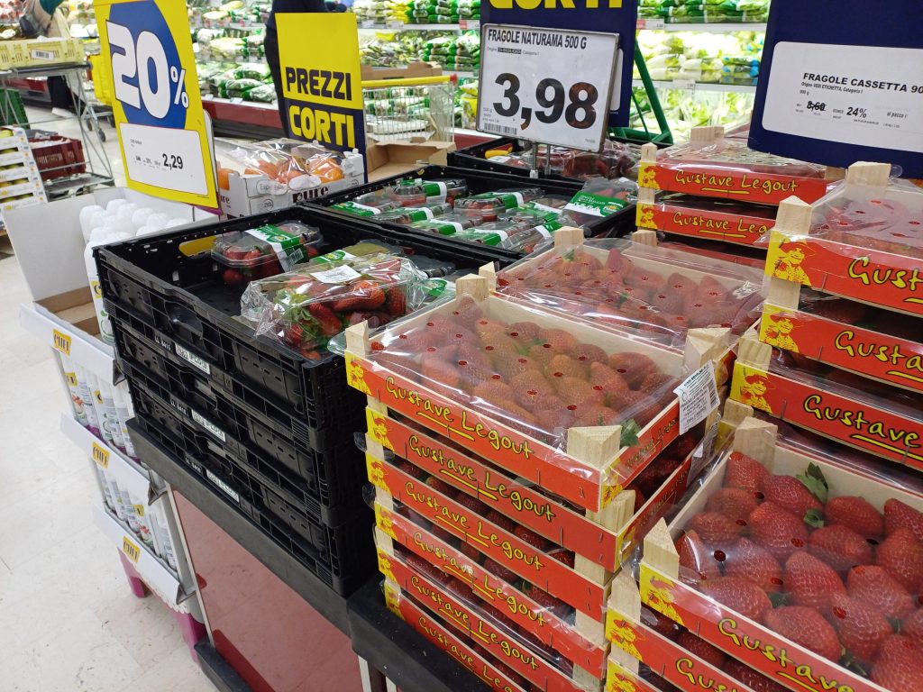 Abbondante e di qualità l'offerta di fragole nei negozi