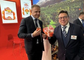 Aurelio Pannitteri, presidente di Op Rosaria, con il ministro Francesco Lollobrigida lo scorso febbraio a Fruit Logistica