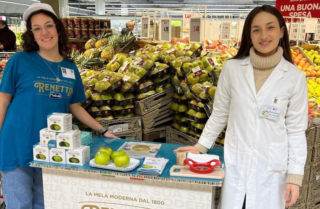 Nutrizionista e promoter in un punto di vendita di un supermercato