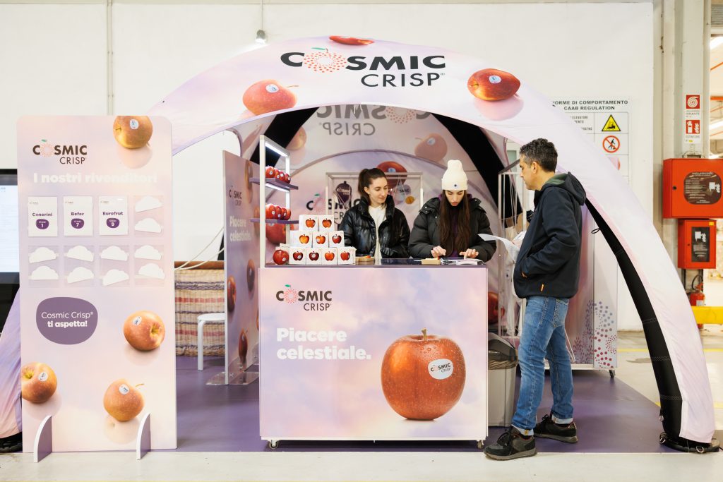 Lo stand di Cosmic Crisp in un mercato all'ingrosso