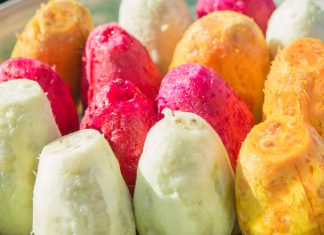 Ficodindia dell’Etna DOP: superfood siciliano fonte di benessere Ficodindia dell’Etna DOP di diverse varietà (gialla, rossa e bianca) sbucciati, esposti in primo piano, con sfondo sfocato dei frutti vulcanici di O.P. La Deliziosa