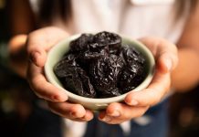 Una bowl di Prugne della California premium