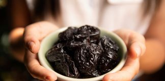 Una bowl di Prugne della California premium
