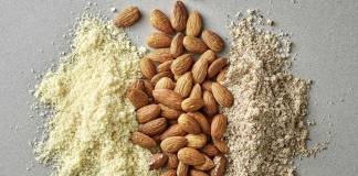 Tre tipologie di farina e semola di mandorle: farina di mandorle fine a sinistra, mandorle intere al centro e semola di mandorle grossolana a destra su sfondo grigio