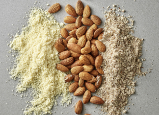 Farina e semola di mandorle: innovazione per il gluten free Tre tipologie di farina e semola di mandorle: farina di mandorle fine a sinistra, mandorle intere al centro e semola di mandorle grossolana a destra su sfondo grigio