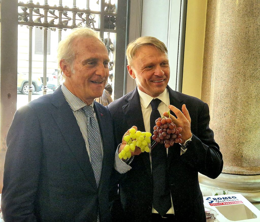 Marco Salvi, presidente di Fruitimprese, con il ministro dell'Agricoltura Francesco Lollobrigida