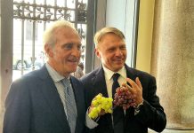 Marco Salvi, presidente di Fruitimprese, con il ministro dell'Agricoltura Francesco Lollobrigida
