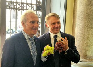 Marco Salvi, presidente di Fruitimprese, con il ministro dell'Agricoltura Francesco Lollobrigida