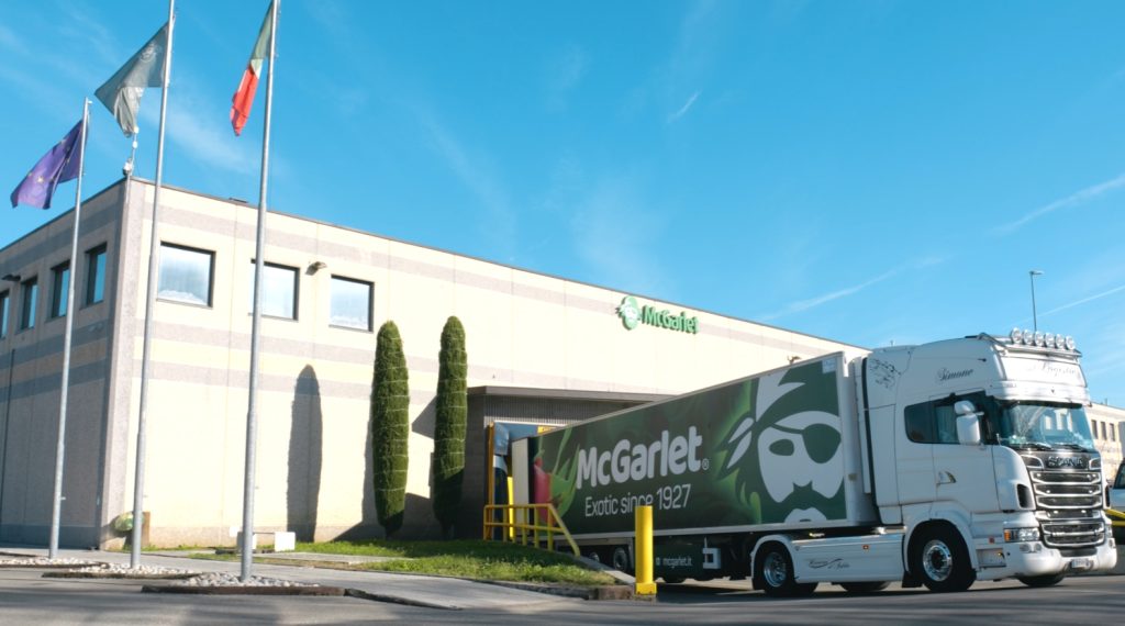 Camion McGarlet con il logo del pirata verde, simbolo della frutta esotica, davanti alla sede aziendale in Italia