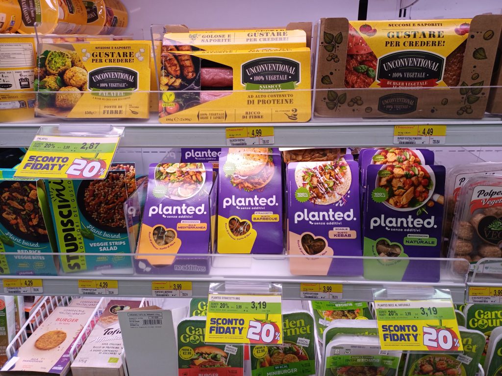 Prodotti plant-based in un negozio