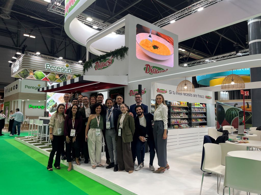 ll team La Linea Verde allo stand durante Fruit Attraction 2025 a Madrid, a testimonianza dell’impegno di Ortomad nel biologico e per l’innovazione e la sostenibilità nel settore ortofrutticolo