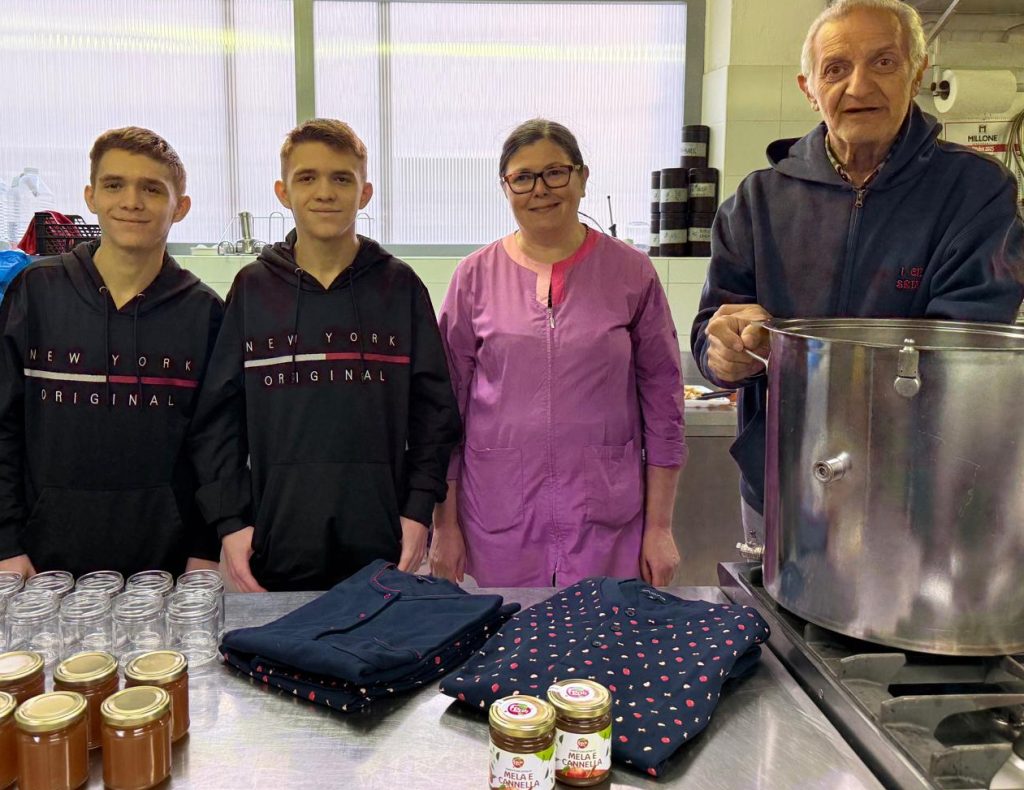 I ragazzi che lavorano presso la cooperativa sociale I Ciliegi Selvatici