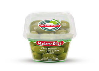 Tornano sui banchi dell‘ortofrutta le Olive Novelle-Nuovo raccolto di Madama Oliva La selezione delle olive fresche di Madama Oliva riportano lo sticker adesivo dedicato alla Festa delle olive Novelle edizione limitata
