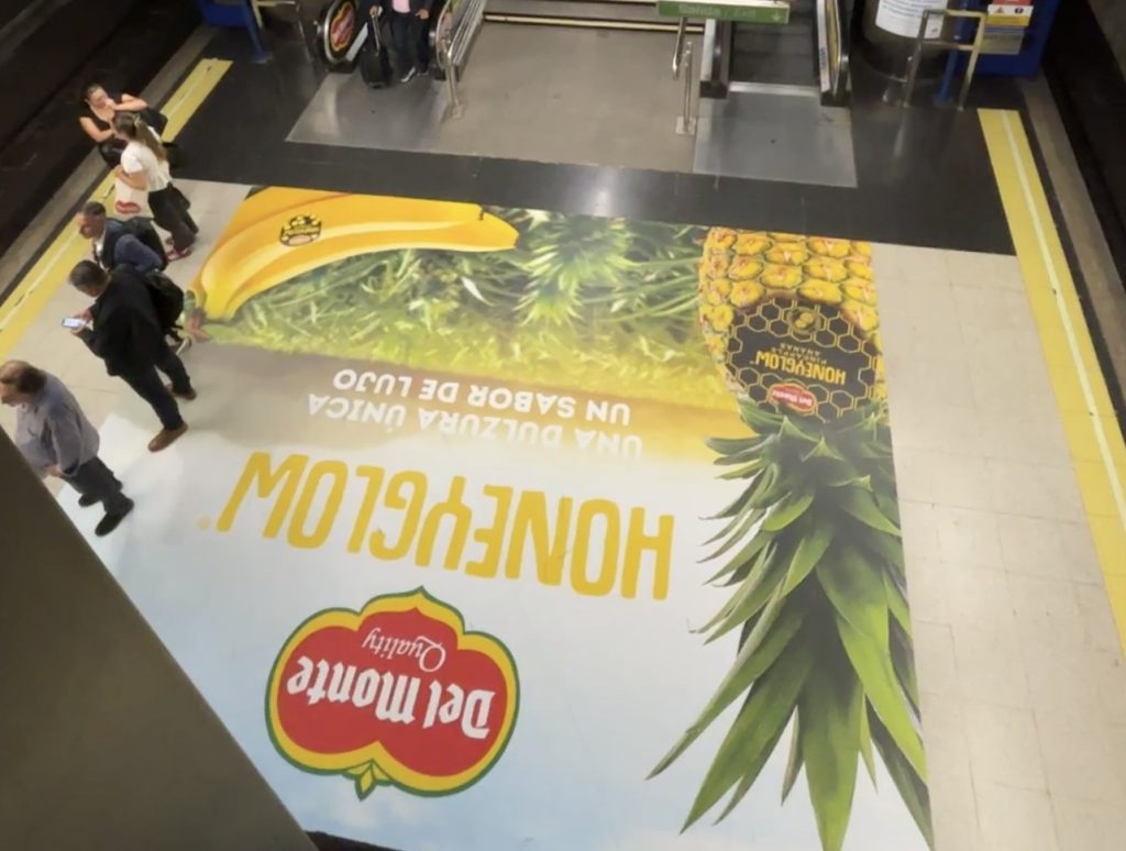 Metropolitana di Madrid, pubblicità banane Del Monte Honeyglow