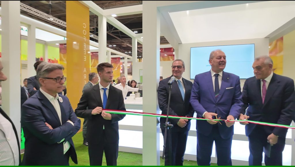 Taglio del nastro all'Italian Fruit Village a Berlino