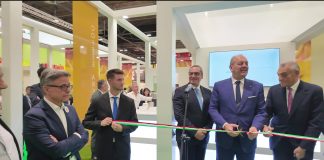 Taglio del nastro all'Italian Fruit Village a Berlino