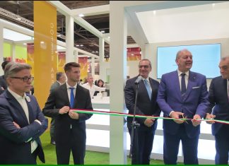 Taglio del nastro all'Italian Fruit Village a Berlino