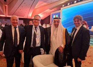 Melinda porta l’ortofrutta italiana in Arabia Saudita Nella foto (da sx) Paolo Gerevini, Ernesto Seppi, H.E. Khalid A. Al Falih, Minister of Investment dell’Arabia Saudita e Matteo Zoppas
