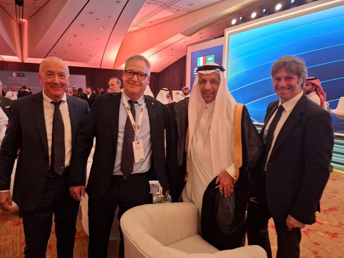 Nella foto (da sx) Paolo Gerevini, Ernesto Seppi, H.E. Khalid A. Al Falih, Minister of Investment dell’Arabia Saudita e Matteo Zoppas