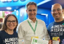 Andrea L. Launeck, sales director Sud Ovest Europa di Trapview, mostra la certificazione Globalgap