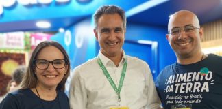 Andrea L. Launeck, sales director Sud Ovest Europa di Trapview, mostra la certificazione Globalgap