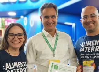 Trapview entra in Globalgap Andrea L. Launeck, sales director Sud Ovest Europa di Trapview, mostra la certificazione Globalgap