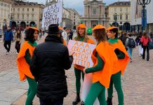 Ragazze vestite da zucca a Torino per promuovere la zuppa Dimmidisì