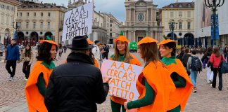 Ragazze vestite da zucca a Torino per promuovere la zuppa Dimmidisì