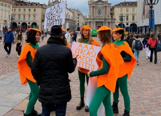 Ragazze vestite da zucca a Torino per promuovere la zuppa Dimmidisì