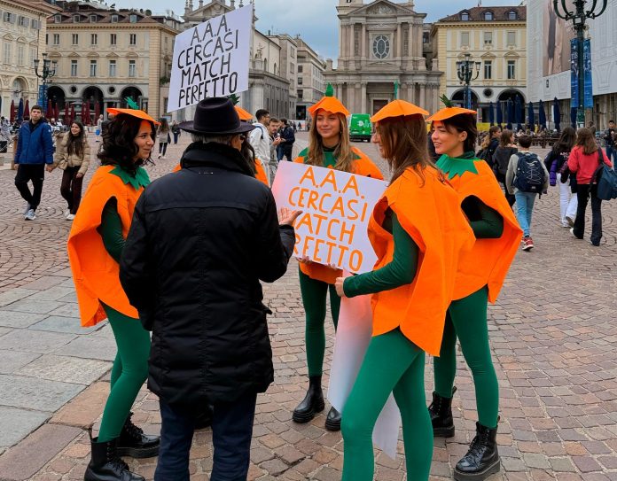 Ragazze vestite da zucca a Torino per promuovere la zuppa Dimmidisì
