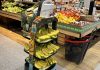 Il robot Bob di Fresh Del Monte in azione in un negozio di Intermarché, in Francia