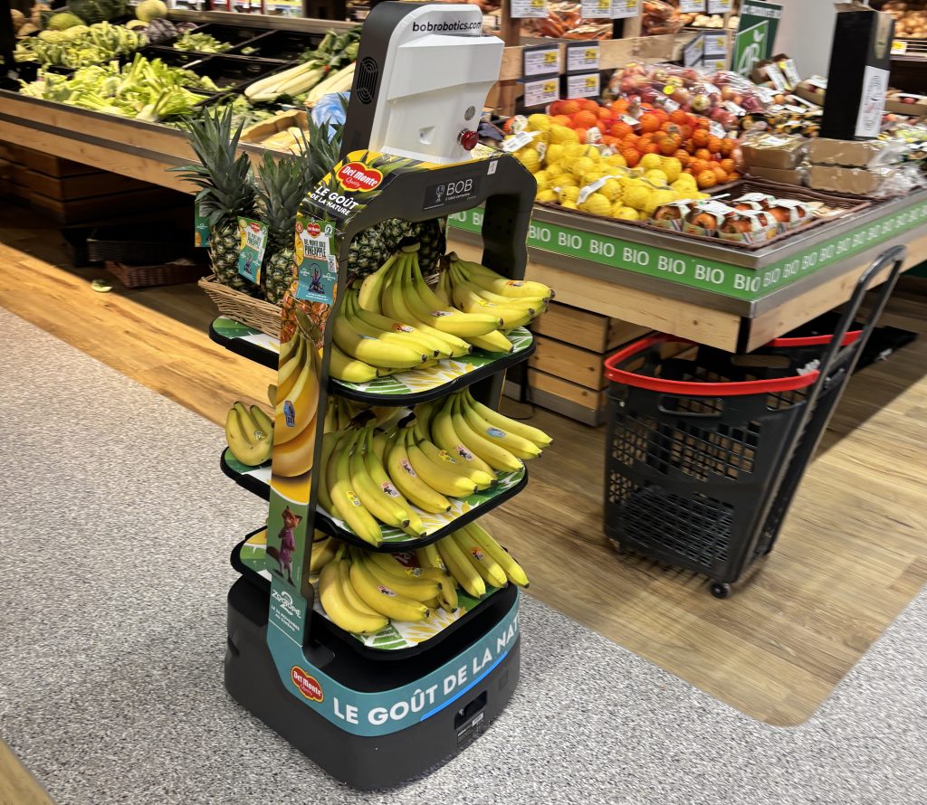 Il robot Bob di Fresh Del Monte in azione in un negozio di Intermarché, in Francia