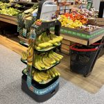 Il robot Bob di Fresh Del Monte in azione in un negozio di Intermarché, in Francia