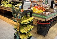 Il robot Bob di Fresh Del Monte in azione in un negozio di Intermarché, in Francia