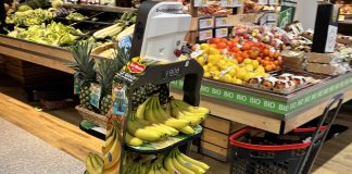 Il robot Bob di Fresh Del Monte in azione in un negozio di Intermarché, in Francia