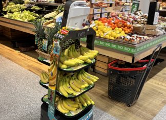 Il robot Bob di Fresh Del Monte in azione in un negozio di Intermarché, in Francia