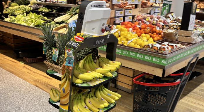 Il robot Bob di Fresh Del Monte in azione in un negozio di Intermarch&eacute;, in Francia