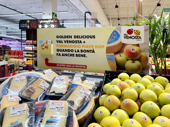 La mela di vip Val Venosta con il Formaggio Piave Dop nel reparto ortofrutta, un'attività di cross-selling