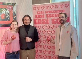 Pink Lady, la campagna omnichannel mette al centro il punto di vendita Presentazione campagna Pink Lady. Pauline Pastour, (communication project manager, Salvo Garipoli (country leader) e Cédric Modica Amore, (direttore marketing e comunicazione Pink Lady Europe)