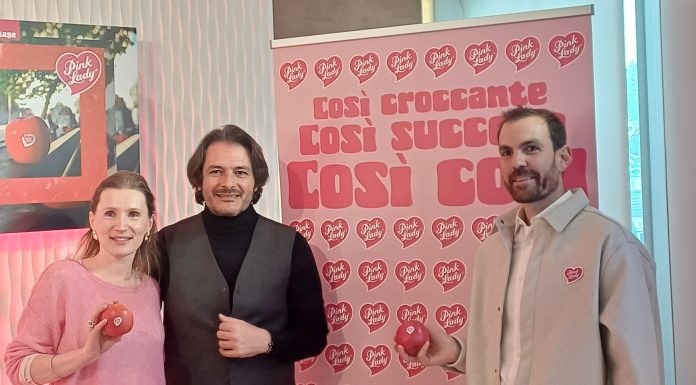 Pink Lady, la campagna omnichannel mette al centro il punto di vendita Presentazione campagna Pink Lady. Pauline Pastour, (communication project manager, Salvo Garipoli (country leader) e Cédric Modica Amore, (direttore marketing e comunicazione Pink Lady Europe)