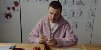 Lo stilista Marco Rambaldi con la mela envy (©photo credits Federico Earth)