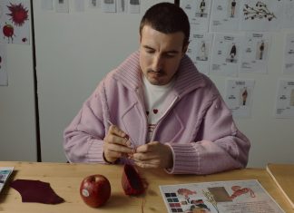 Lo stilista Marco Rambaldi con la mela envy (©photo credits Federico Earth)