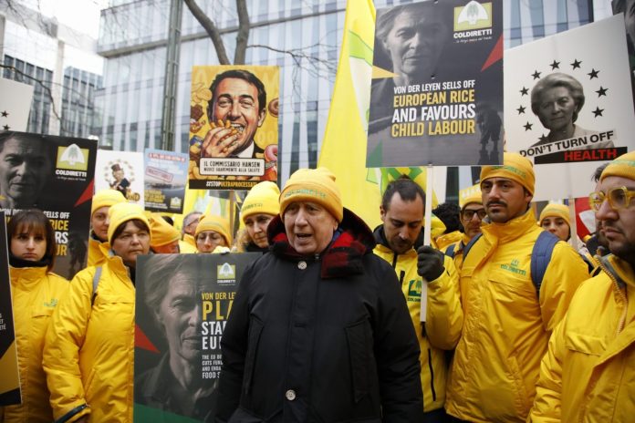 Il segretario generale Coldiretti, Vincenzo Gesmundo, durante la mobilitazione a Bruxelles, con migliaia di agricoltori contro Pac e Mercosur