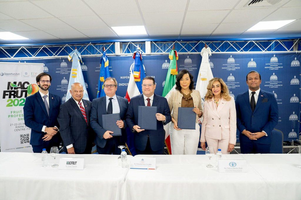 Firma dell' accordo con il ministero Industria e Commercio della Repubblica Dominicana